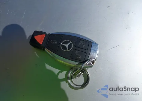 2011 Mercedes-Benz C 300 Luxury/Sport z USA, uszkodzony, nr VIN WDDGF5EB6BR185986